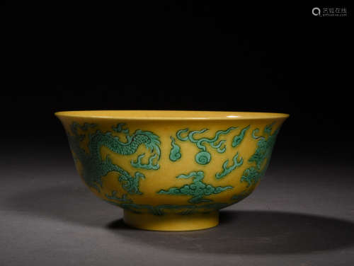 A YELLOW GROUND GREEN ENAMELED CHARGER, KANGXI PERIOD