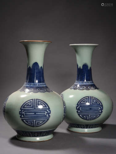 A PAIR OF CELADON GROUND AND BLUE AND WHITE BOTTLE VASES, QIANLONG PERIOD