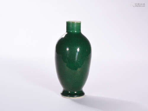 A  QING  DYNASTY  GREEN  GE GLAZE SMALL  BOTTLE