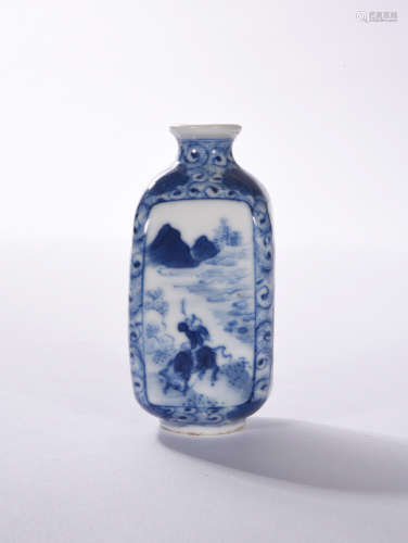 A  BLUE AND  WHITE LANDSCAPE  SNUFF BOTTLE IN  QING  DYNASTY