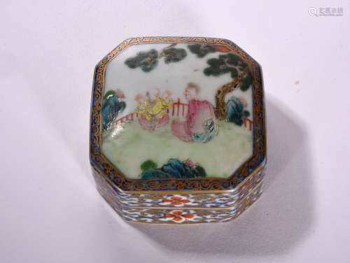 A FAMILLE ROSE FIGURES IN LANDSCAPE BOX AND COVER, QIANLONG PERIOD