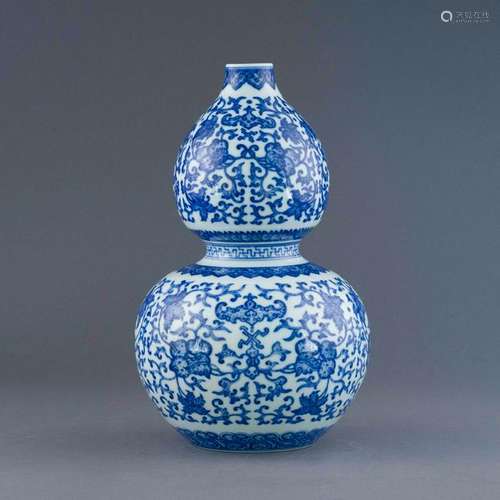 QIANLONG BLUE & WHITE WRAPPED FLORAL DOUBLE GOURD VASE