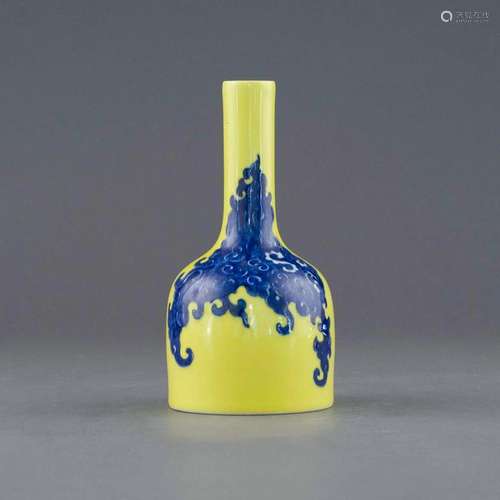 QIANLONG BLUE CLOUDS FAMILLE JAUNE BELL VASE