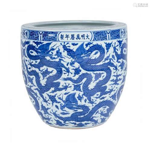 MING WANLI BLUE & WHITE DRAGON FISH POT