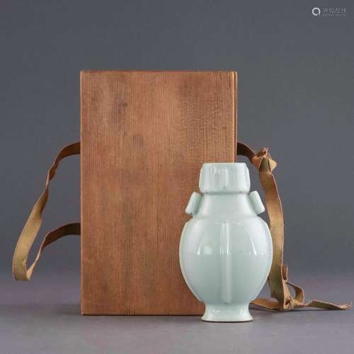 QIANLONG DOUQING GLAZED VASE IN WOODEN BOX