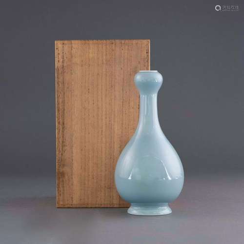 QIANLONG PEACOCK BLUE GLAZED GARLIC VASE IN WOODEN BOX