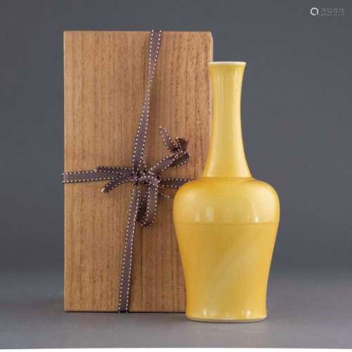 KANGXI FAMILLE JAUNE MONOCHROME BELL VASE IN WOODEN BOX