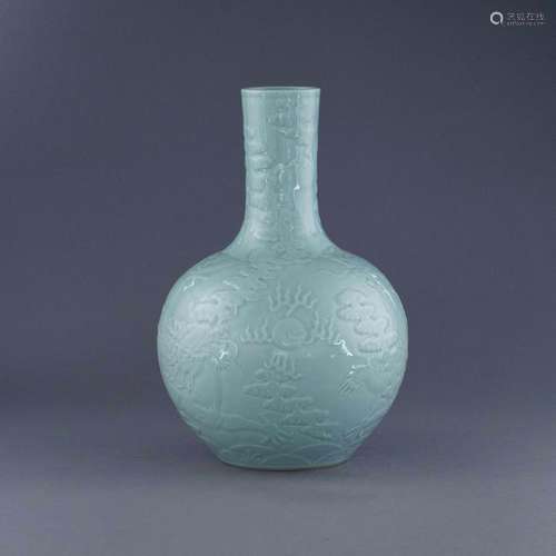 QIANLONG DOUQING SGRAFITTO REWARD VASE