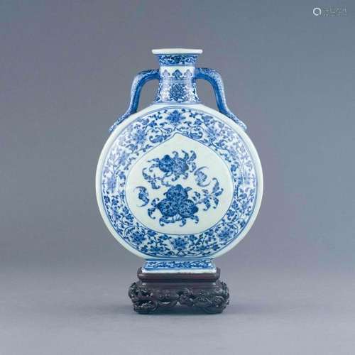 QIANLONG BLUE & WHITE PEACH ABUNDANT MOON VASE