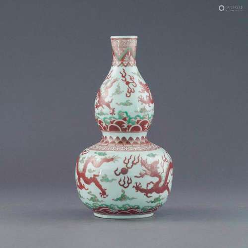 MING JIAJING GREEN & RED DRAGONS DOUBLE GOURD VASE