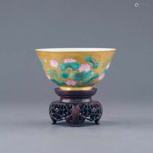 QIANLONG FAMILLE ROSE LOTUS POND GILT BOWL ON STAND