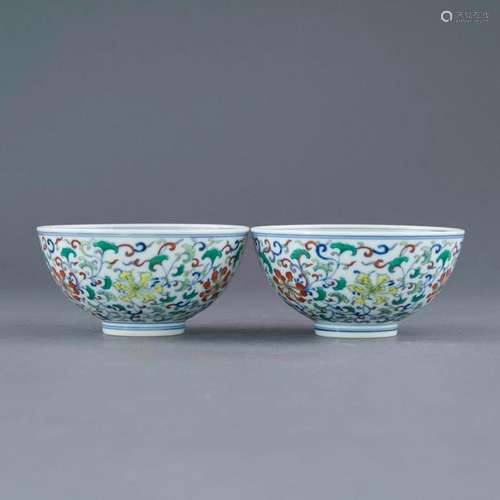 PAIR QIANLONG DOUCAI FLORAL BOWLS