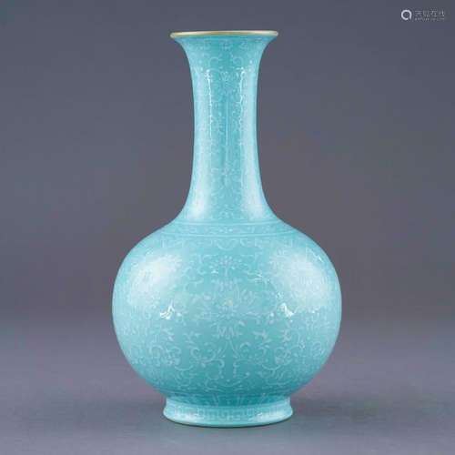 QIANLONG PEACOCK GREEN MONOCHROME REWARD VASE