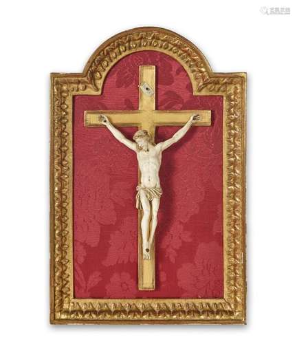 CRUCIFIX en bois sculpté et doré, le Christ en ivo…