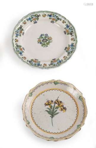 NEVERS Deux assiettes en faience à décor divers en…