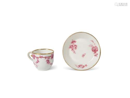 TASSE et SOUS TASSE en porcelaine tendre a décor d…