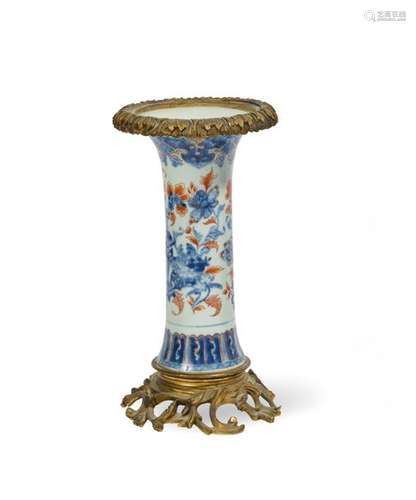 VASE cornet en porcelaine décorée en bleu sous cou…