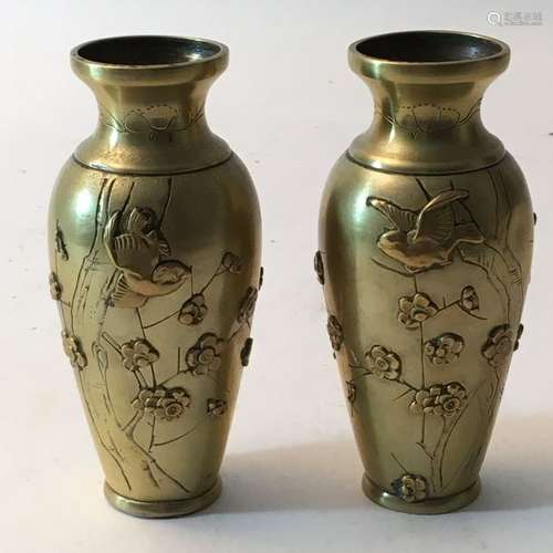 CHINE, XXème siècle PAIRE de VASES en laiton à déc…