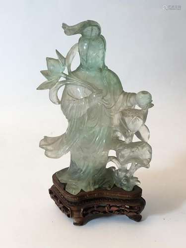 STATUETTE en fluorite figurant un personnage porta…