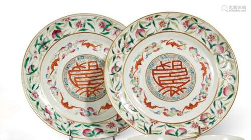 DEUX ASSIETTES en porcelaine blanche à décor émail…