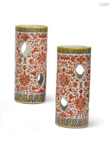 PAIRE de VASES cylindrique ajouré en porcelaine à …