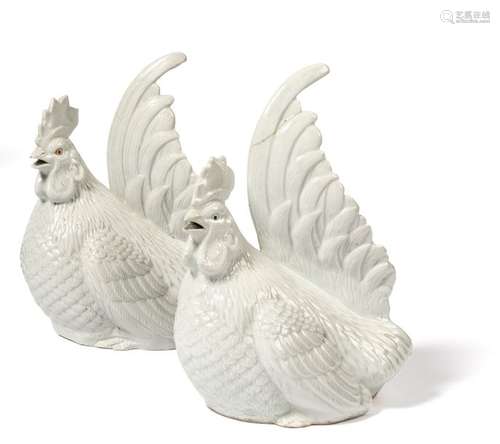 DEUX COQS en porcelaine d’Hirado. Japon – Epoque M…