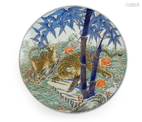 JAPON Grand plat circulaire à décor polychrome de …