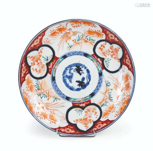 JAPON Plat circulaire en porcelaine à décor d’oise…