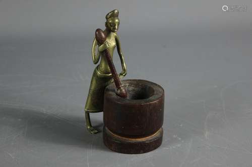 An Ashanti bronze figurine, depicted seated grinding corn, approx 12 cms