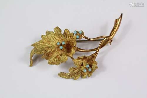 An 18ct yellow gold and turquoise brooch, approx 8