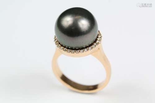 An 18ct yellow gold and black pearl ring, approx 13