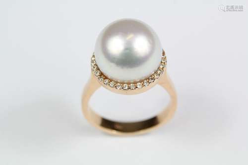 An 18ct yellow gold and south sea pearl ring, approx 12