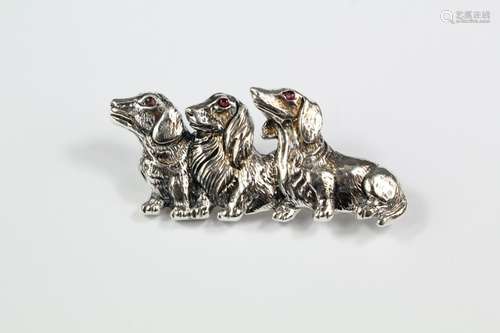 A silver brooch, modelled as three Dachshund puppies, approx 10 gms, approx 45 mm l