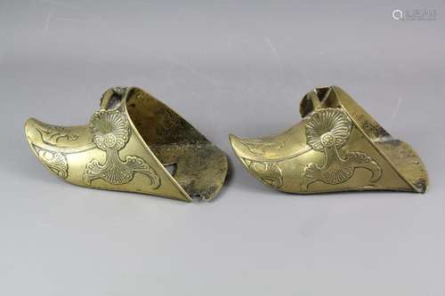 Pair of 19th Century Caballero Spanish stirrups, the stirrups having engraved with foliate decoration