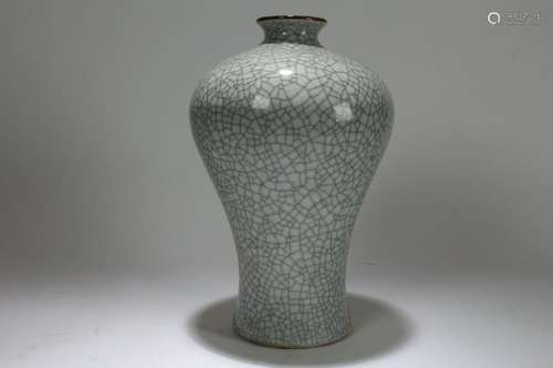 A Chinese Classic Crack-style Porcelain Display Vase