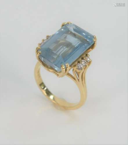 14 Karat Ring, set with emerald cut aquamarine flanked