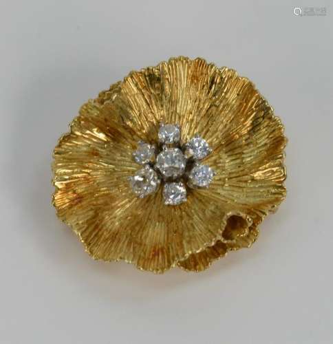 18 Karat Gold Flower Brooch Set, with seven diamonds. 1