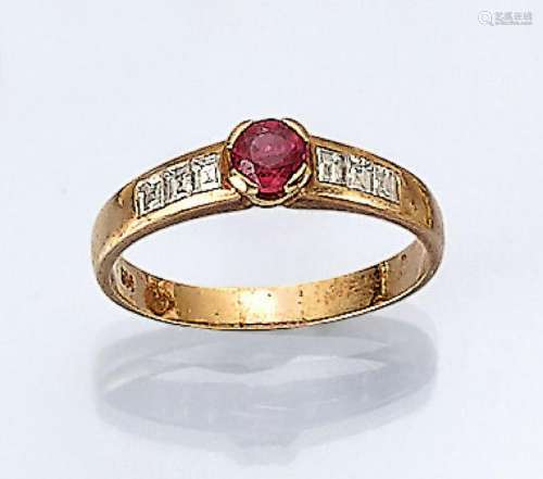 14 kt gold ring with ruby and diamonds