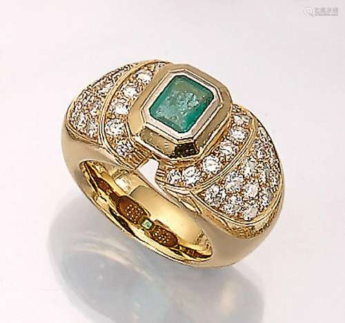 18 kt gold ring with emerald and brilliants