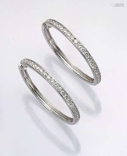 Pair of 14 kt gold hoop earrings with brilliants