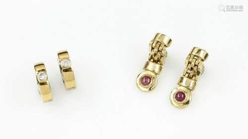 Lot 2 pair of gold earrings