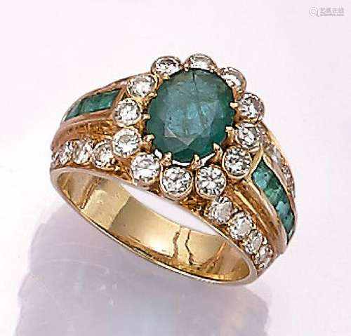 18 kt gold ring with emeralds and brilliants