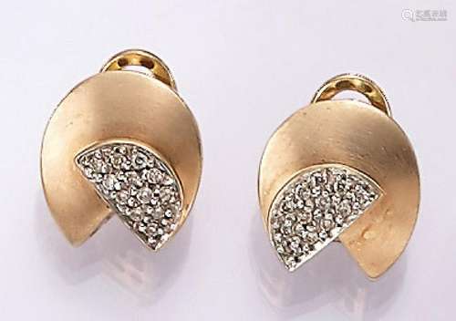 Pair of 14 kt gold earrings with brilliants