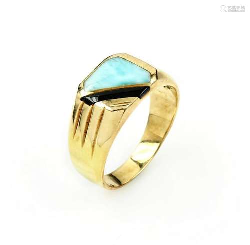 14 kt gold ring with stone inlay