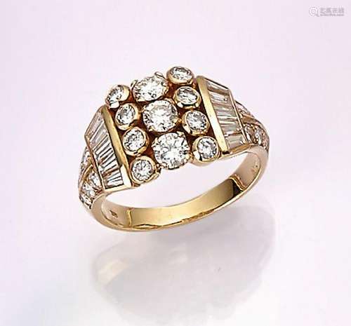 18 kt gold ring with diamonds