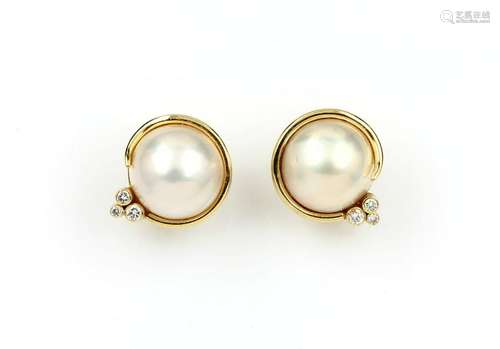 Pair of 18 kt gold earrings with mabepearls and