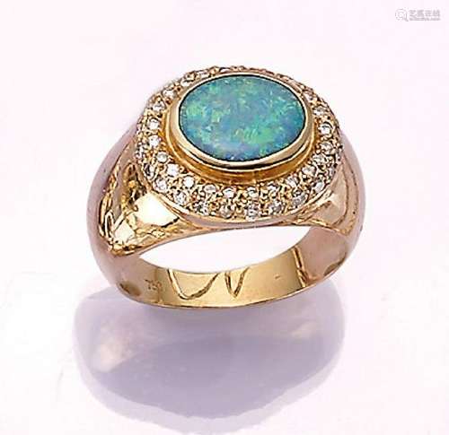 18 kt gold ring with opal doublet and brilliants