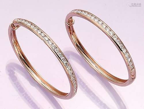 Pair of 14 kt gold hoop earrings with brilliants