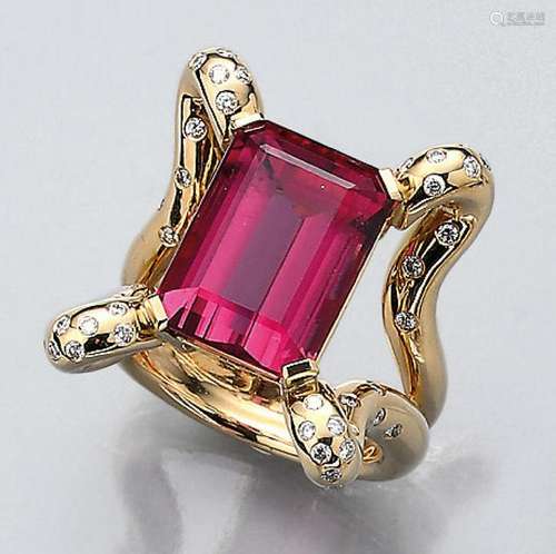 Extraordinary 18 kt gold ring with rubelite and