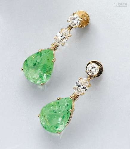 Pair of 18 kt gold earrings with emeralds and diamonds